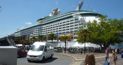 ship-sydney0298 The Voyager of the Seas docked in Sydney